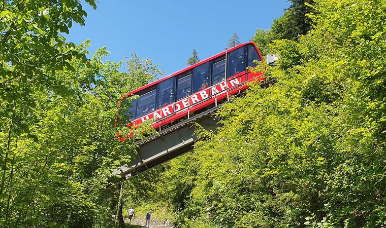 Interlaken is een unieke lokatie tussen het Thurnmeer en Brienz, en ligt aan de voet van het torende trio, de Eiger, de M nch en de Jungfrau. Al sinds tientallen jaren een droombestemming voor een heerlijke vakantie. Makkelijk bereikbaar per trein en auto, biedt de regio een opmerkelijk aantal recreatiemogelijkheden, goede restaurants, en tal van activiteiten en evenementen. Plaatsen Regio Skigebieden Regio Beatenberg Axalp / Brienz Brienz - Axalp Beatenberg - Niederhorn Habkern Bergsport De regio biedt ook enorme mogelijkheden voor diverse bergsporten. Erg mooi, en uniek, is de Erich von D niken - Weg, waar je meer te weten komt over het spannende leven van de beroemde schrijver. Watersport Met een overdekt zwembad, Hallenbad B deli, en twee openlucht zwembaden, Strandbad Neuhaus en Freiluftschwimmbad B deli, biedt de regio ruime mogelijkheden voor liefhebbers van diverse watersporten. Bezienswaardigheden & Uitstapjes Open air museum Ballenberg Het Open air museum Ballenberg kan vanaf het station in Brienz makkelijk bereikt worden in slechts 10 minuten met de bus. Zwitserland zoals het ooit was, is het thema van dit mooie museum. Wildpark Brienz Een mooi wildpark uit het jaar 1896, oorspronkelijk opgericht door de houtsnijschool, zodat de leerlingen levende voorbeelden hadden om na te snijden. St. Beatush hlen De St. Beatush hlen zijn een indrukwekkende belevenis, met onder andere een prehistorisch dorp, en diverse donkere maar toch aansprekende grotten. VVV Interlake Höheweg 37 3800 Interlaken Telefoon: +41 (0)33 8265300 Email: mail@interlakentourism.ch Internet: https://www.interlaken.ch